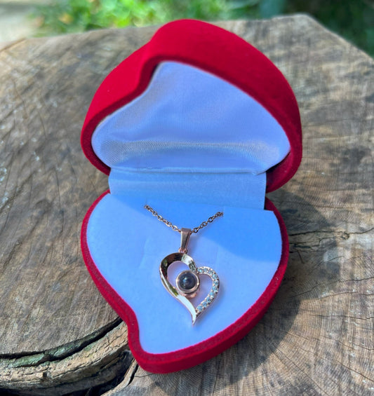 ✨ Collar con Proyección Te Amo en 100 Idiomas 🌍💕 + Caja de Lujo 💖🌹