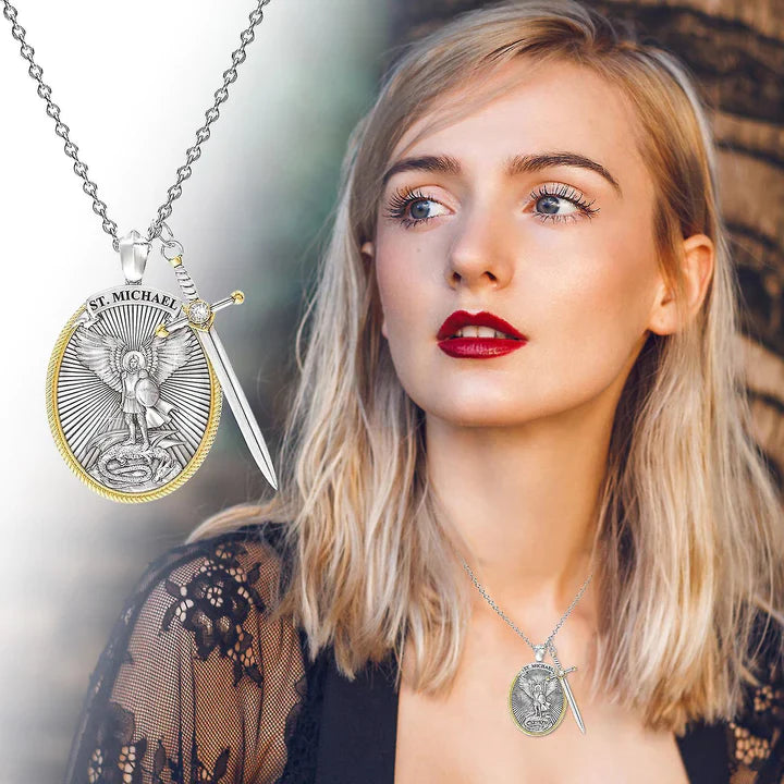 Mujer con medalla San Miguel